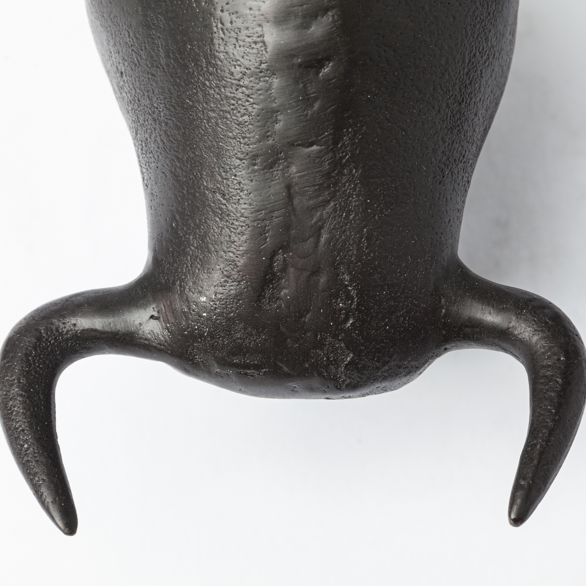 tauro ii 9l x 4w black cast aluminum raging bull