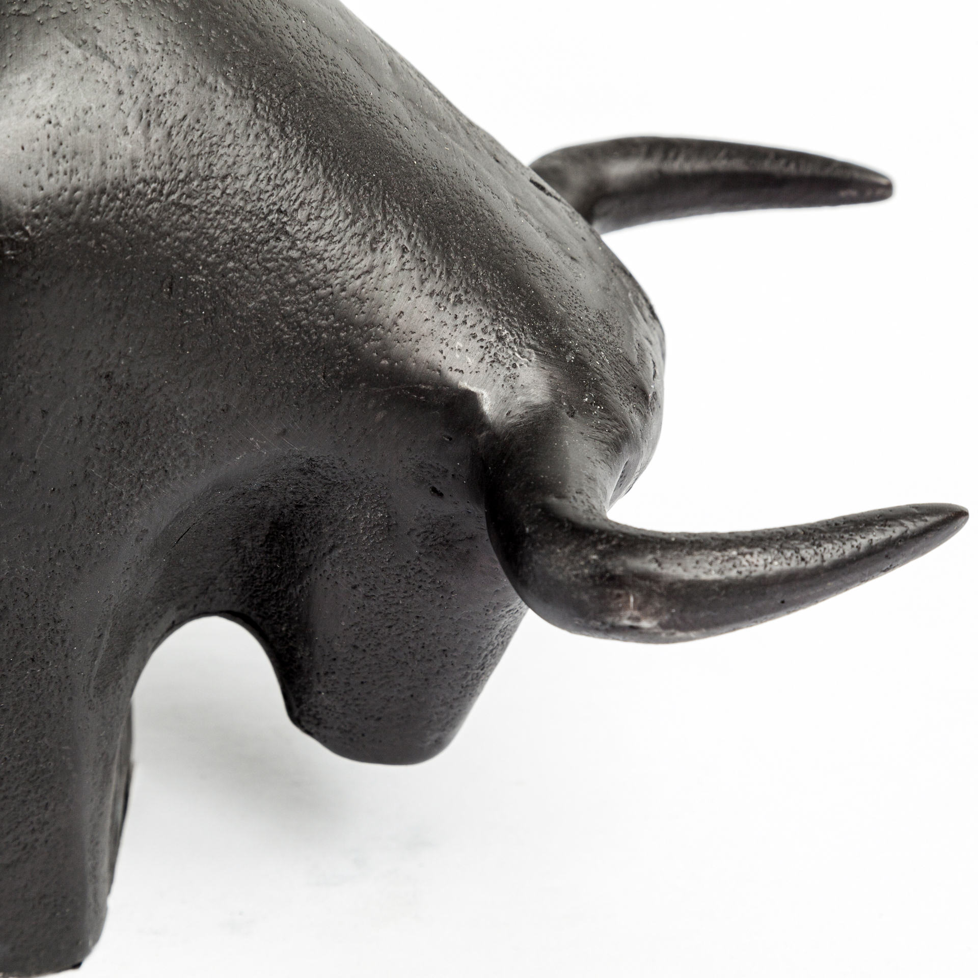 tauro ii 9l x 4w black cast aluminum raging bull