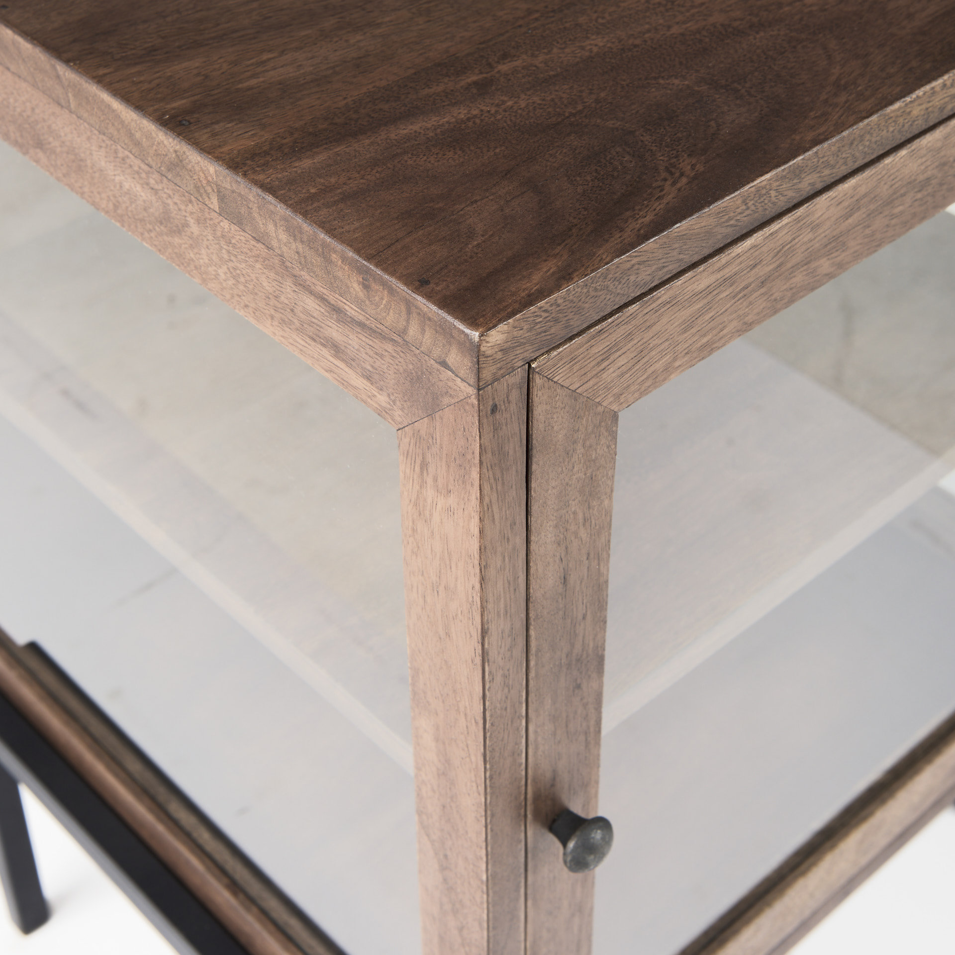 arelius 20l x 18w x 26h medium brown wood w/ black metal frame end/side table