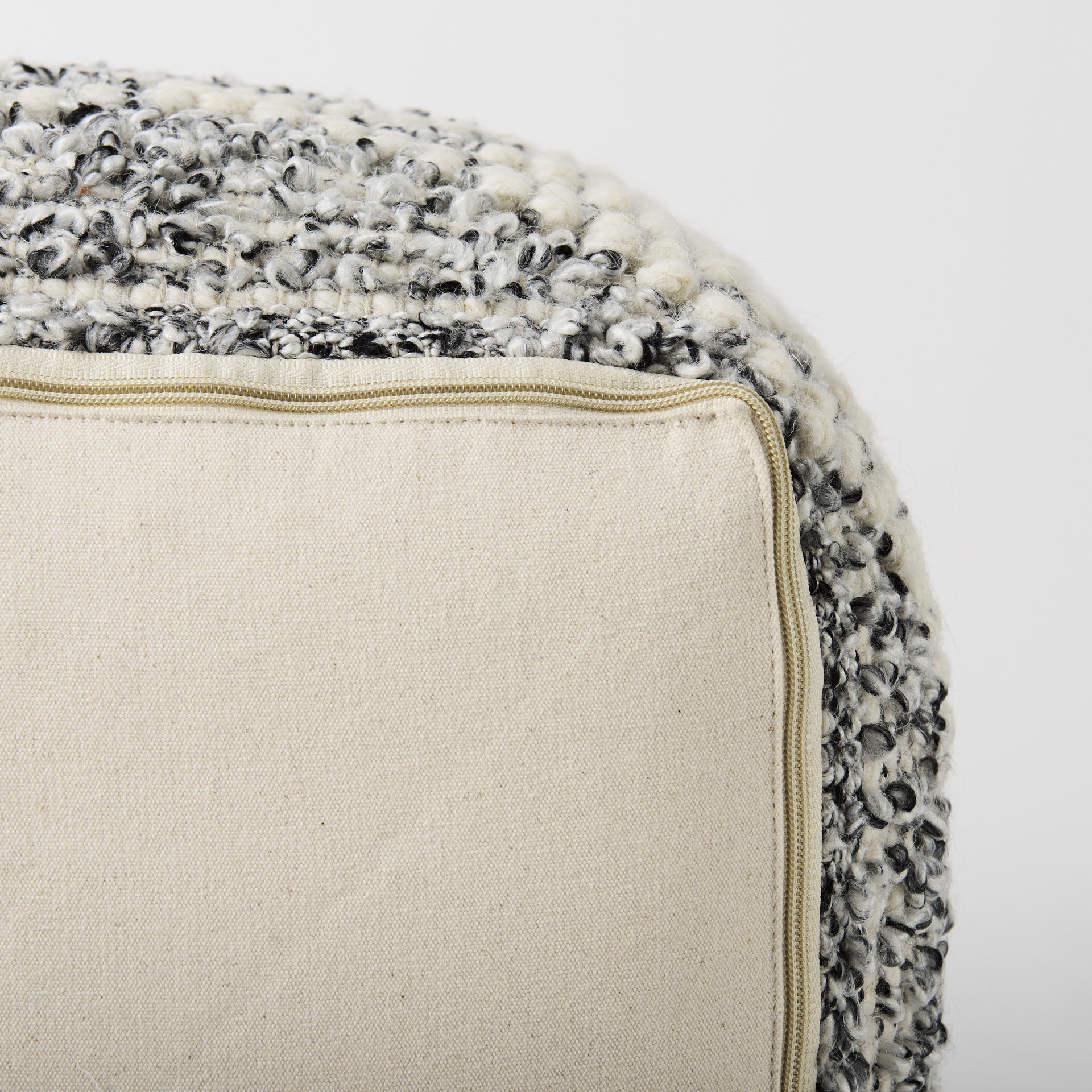 ekiya 16.0l x 16.0w x 16.0h black/white yarn and wool patterened pouf