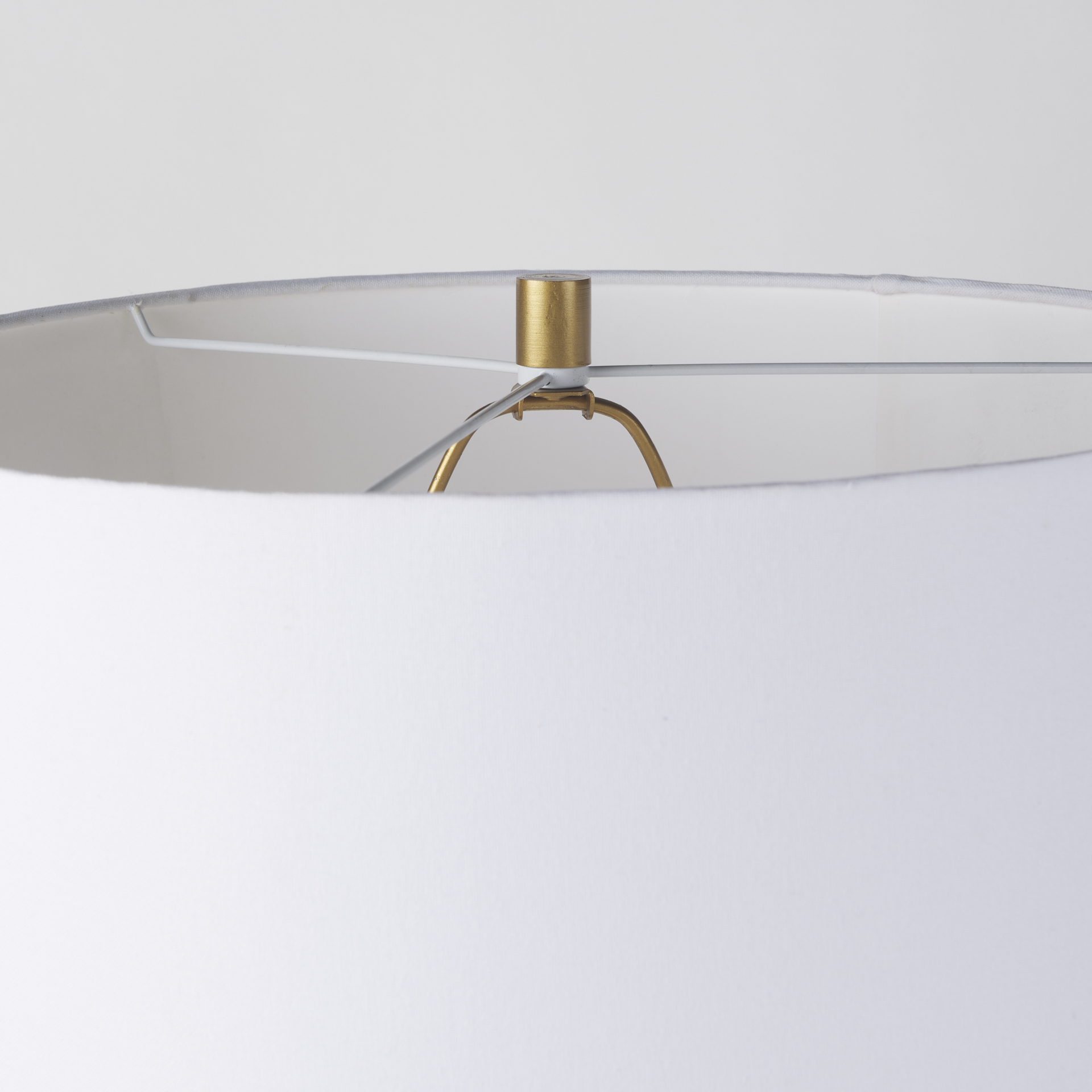 leo 18.0l x 18.0w x 31.0h gold hammered w/white fabric shade table lamp