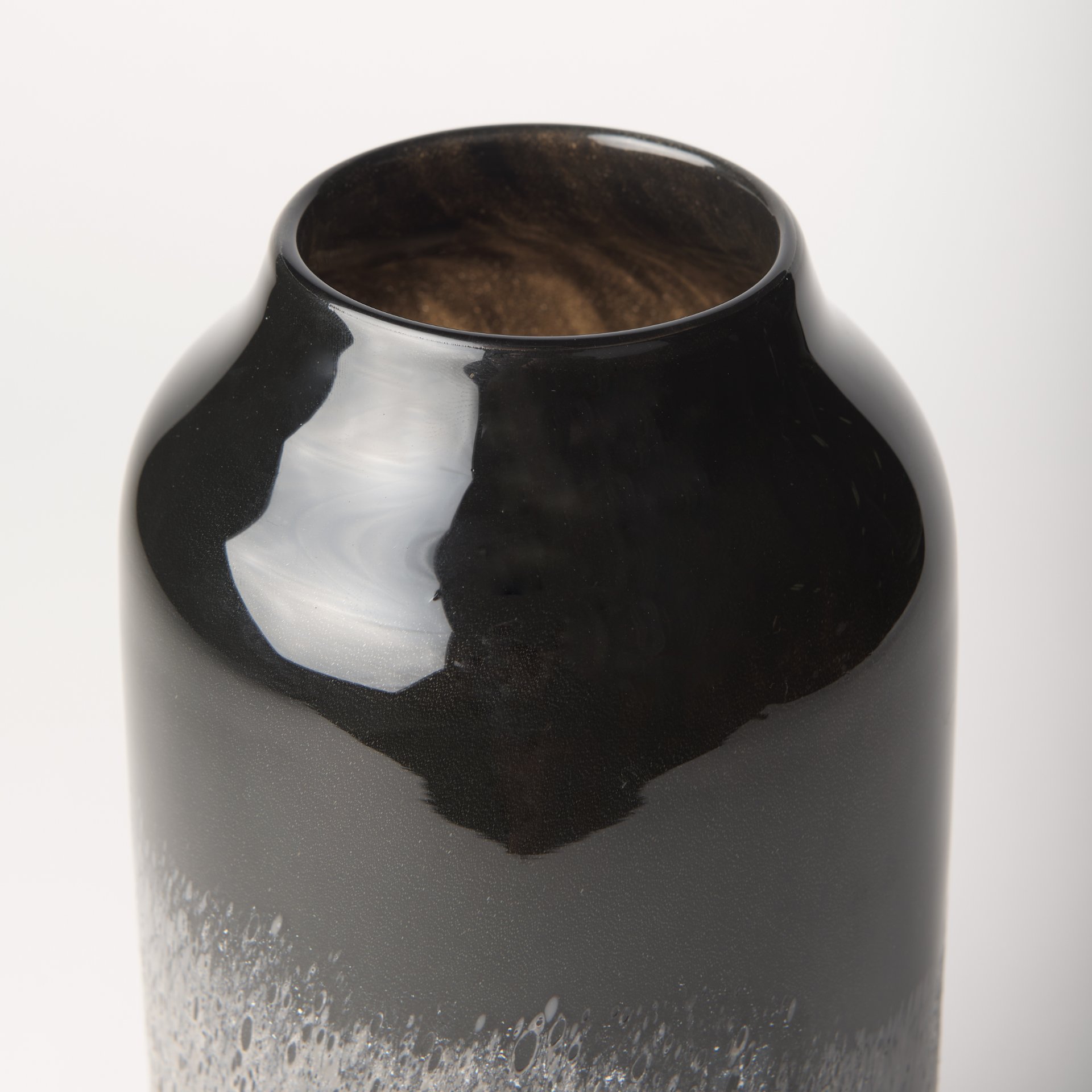 emu short black w/ gray vase