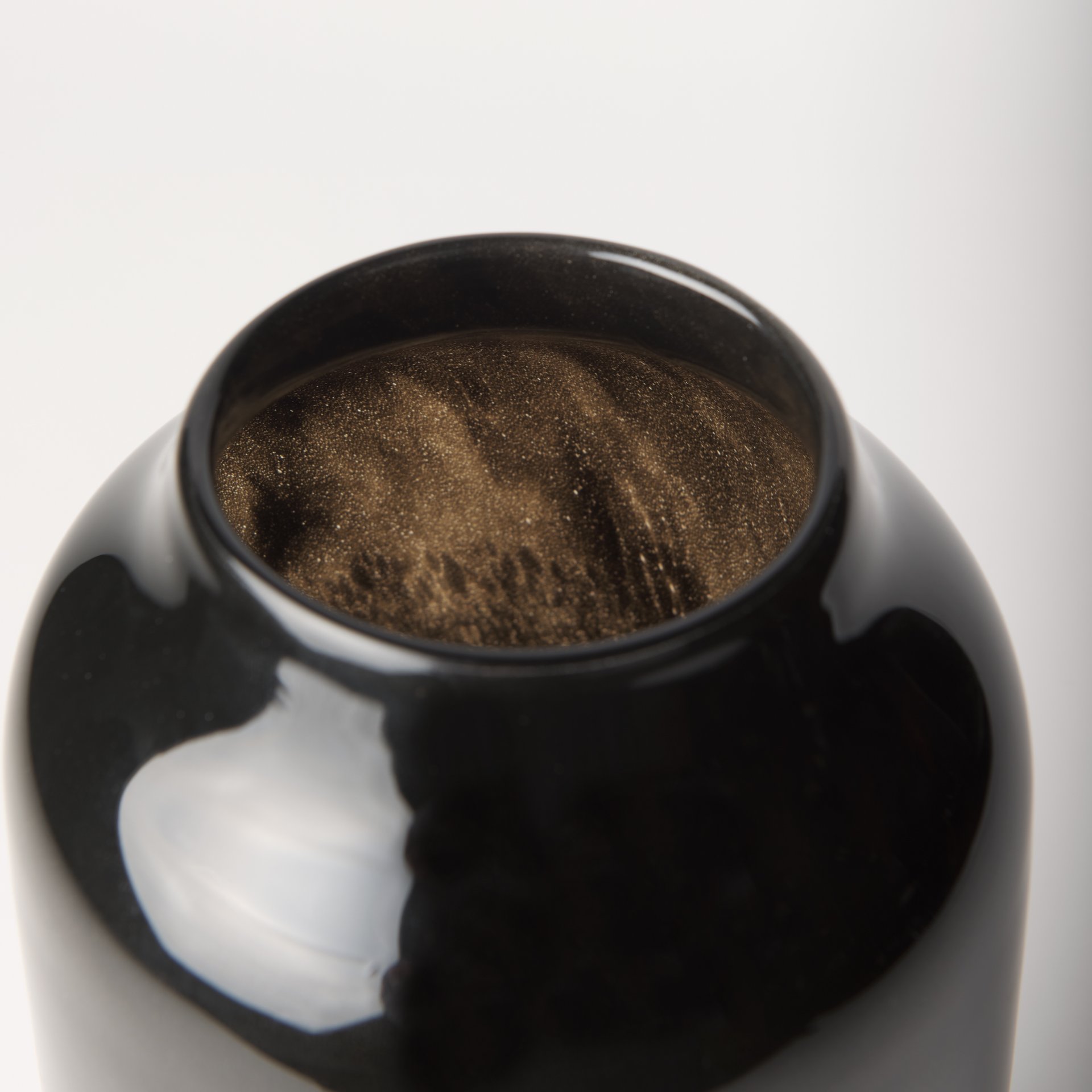 emu short black w/ gray vase
