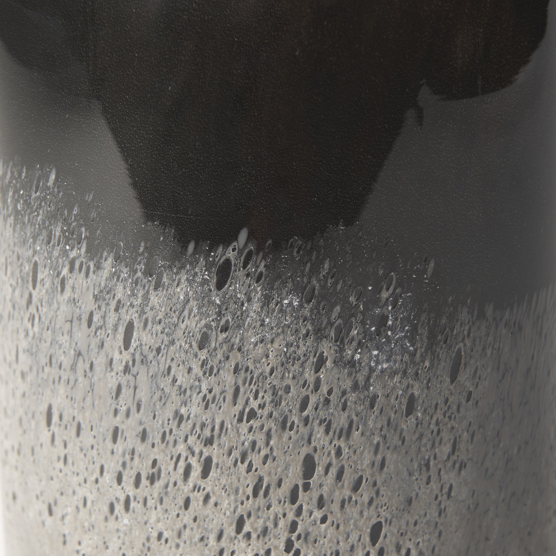 emu short black w/ gray vase