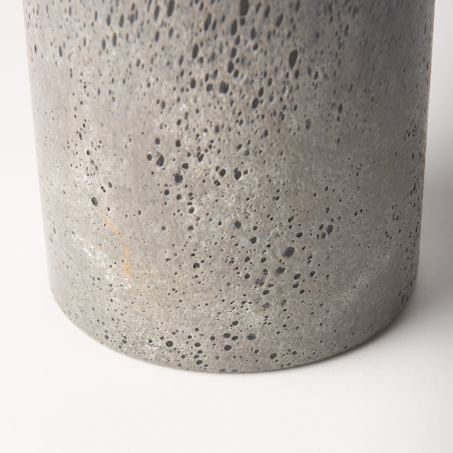 emu short black w/ gray vase