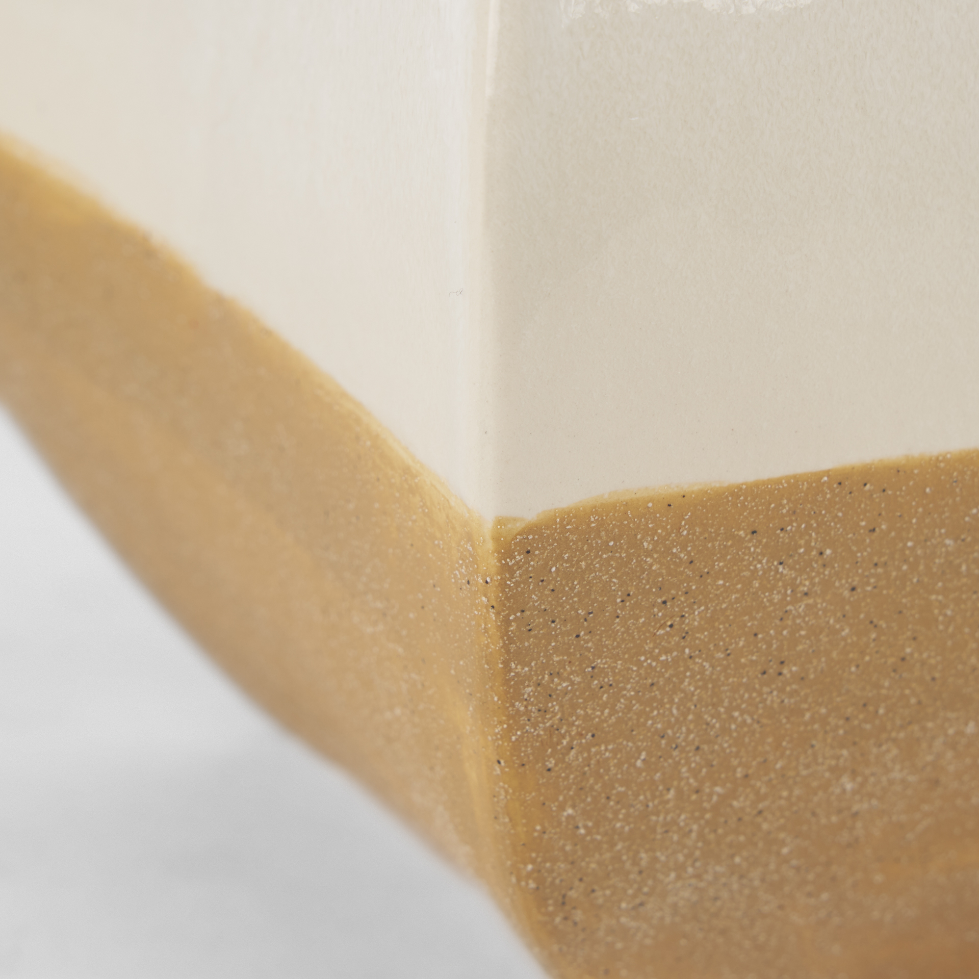 vania short off white w/ tan textured ceramic vase