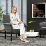 Modern Upholstered Guest Chair with Armrests and Rubber Wood Legs