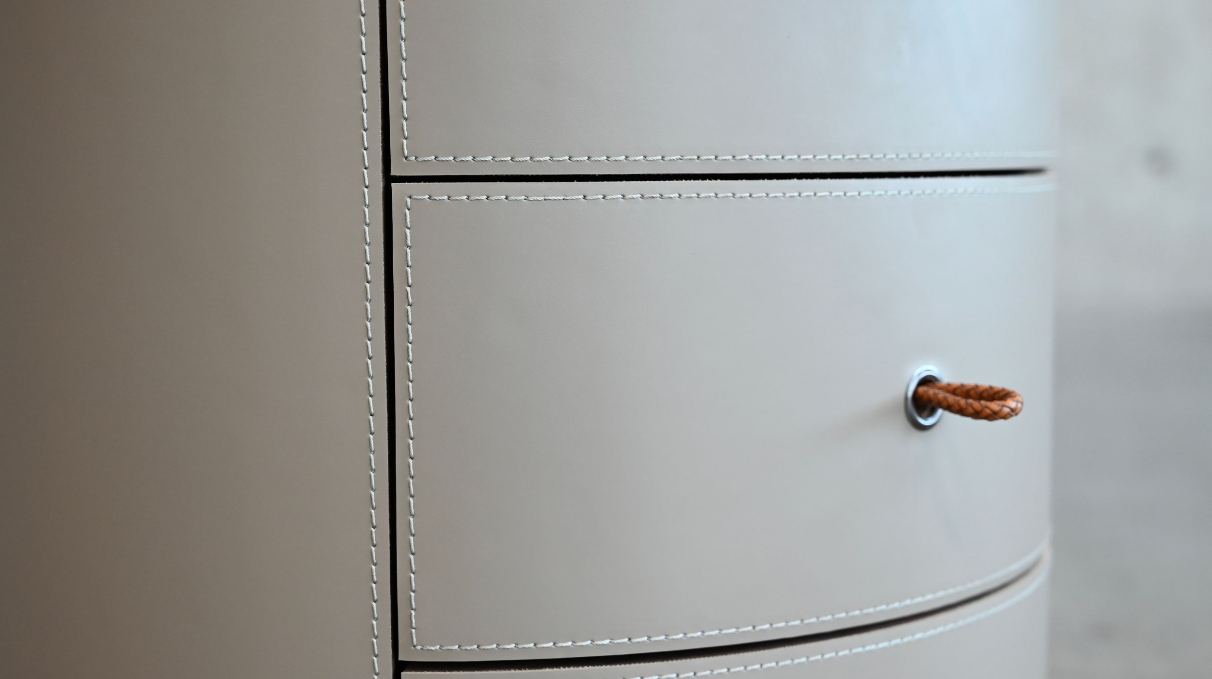 neru sand leather round 3-drawer side table