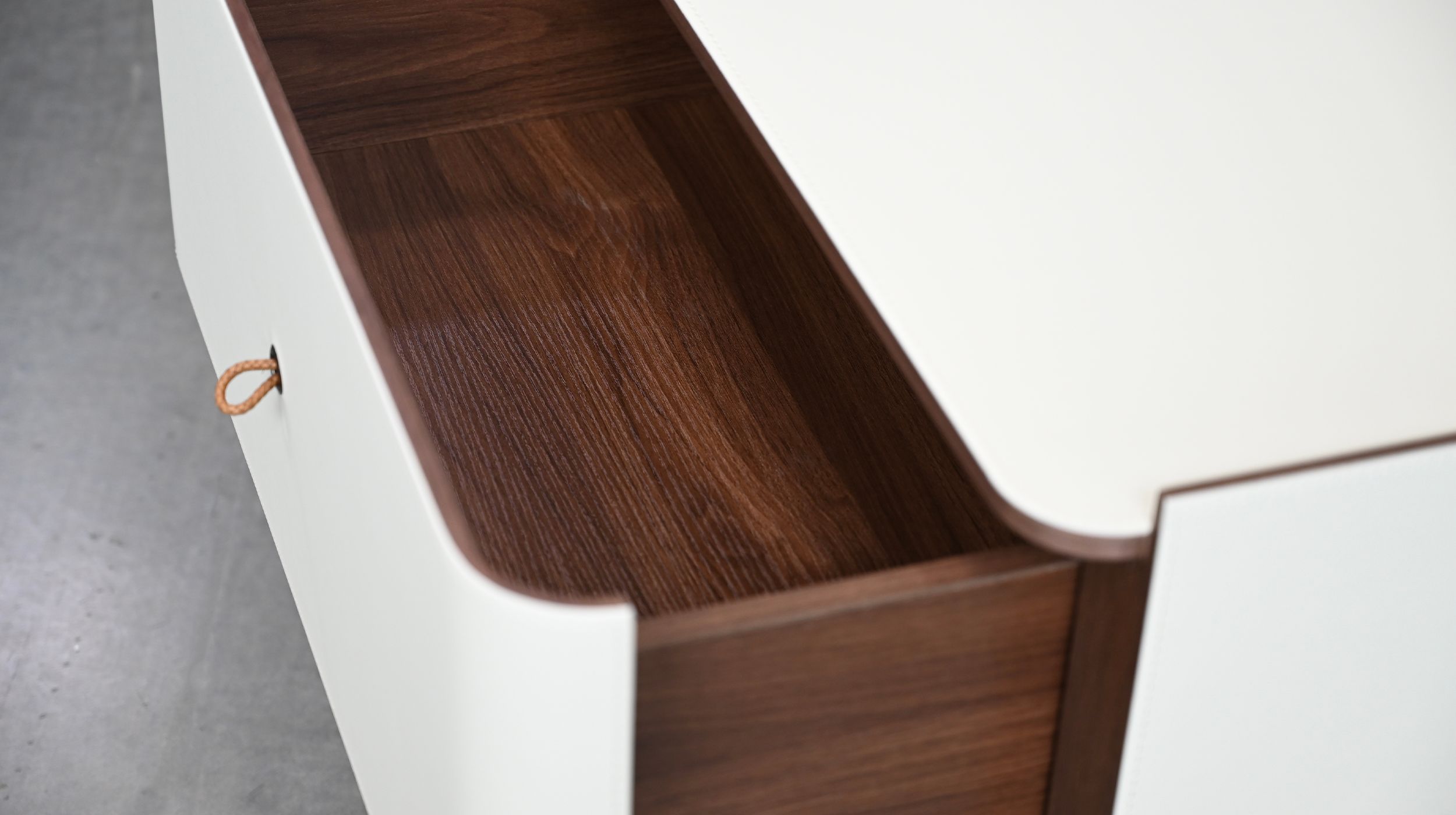 sumu cream leather 2-drawer soft-closing side table